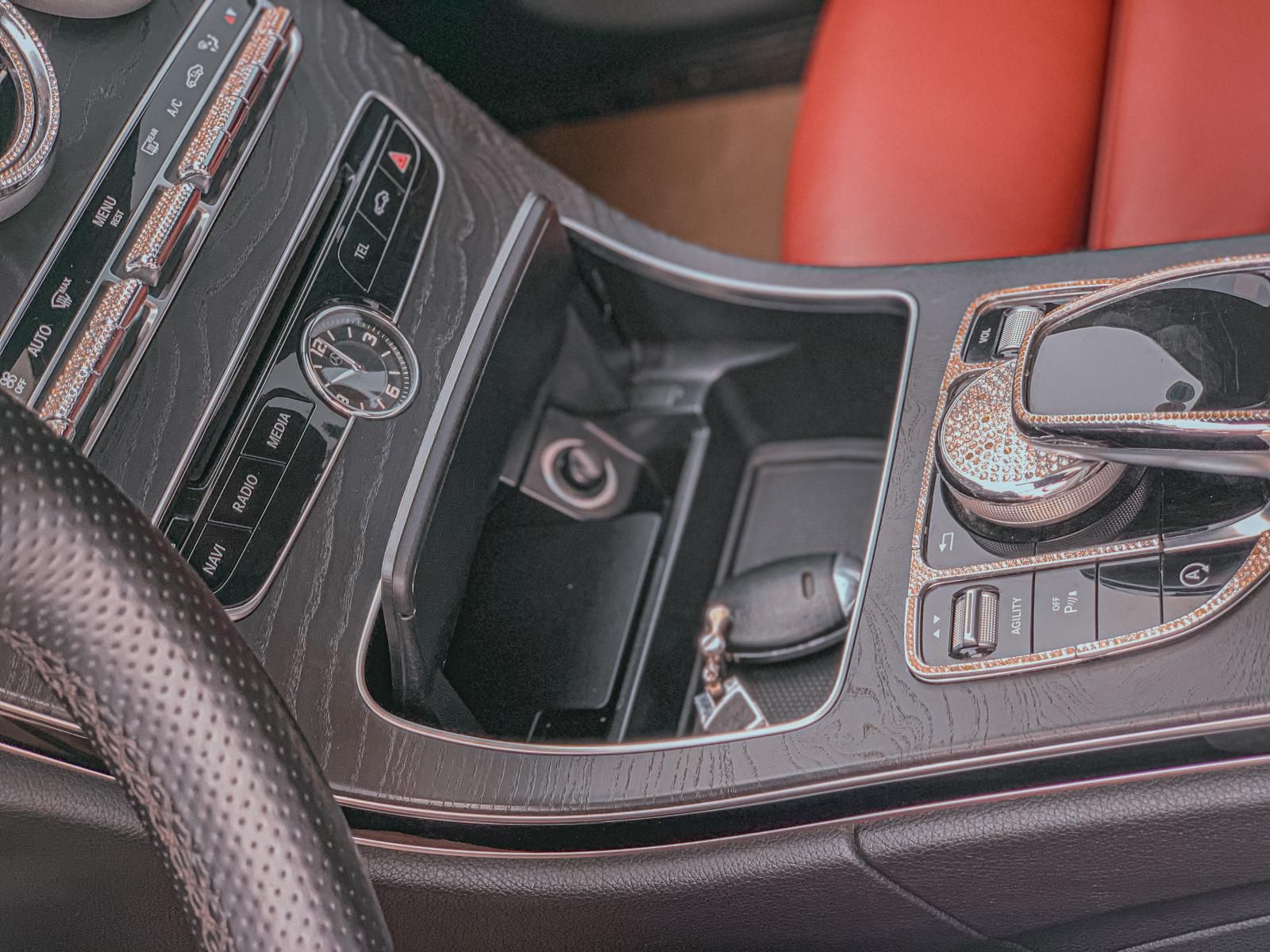 Mercedes-Benz C 250 2015 - Màu trắng, nội thất đỏ mận