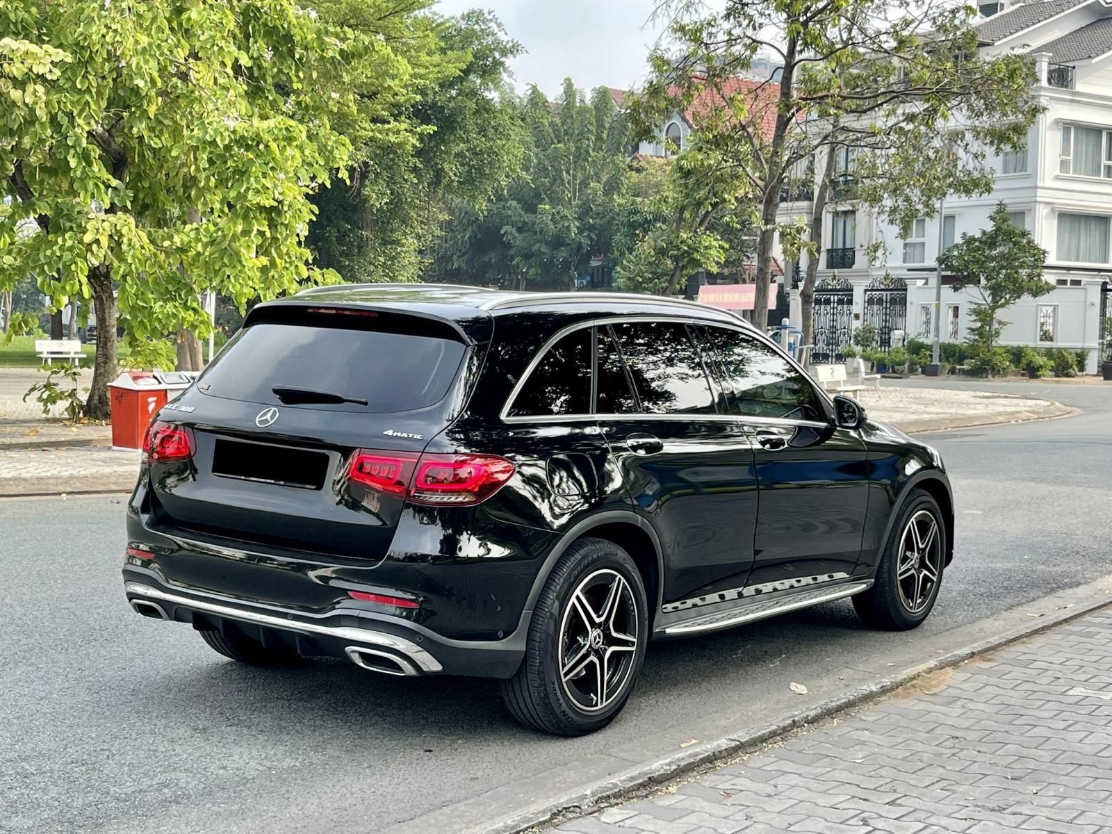 Mercedes-Benz GLC 300 2019 - Bình Dương: Lên form 2020 - Hỗ trợ 70% giá trị xe, nhận xe chỉ 670 triệu