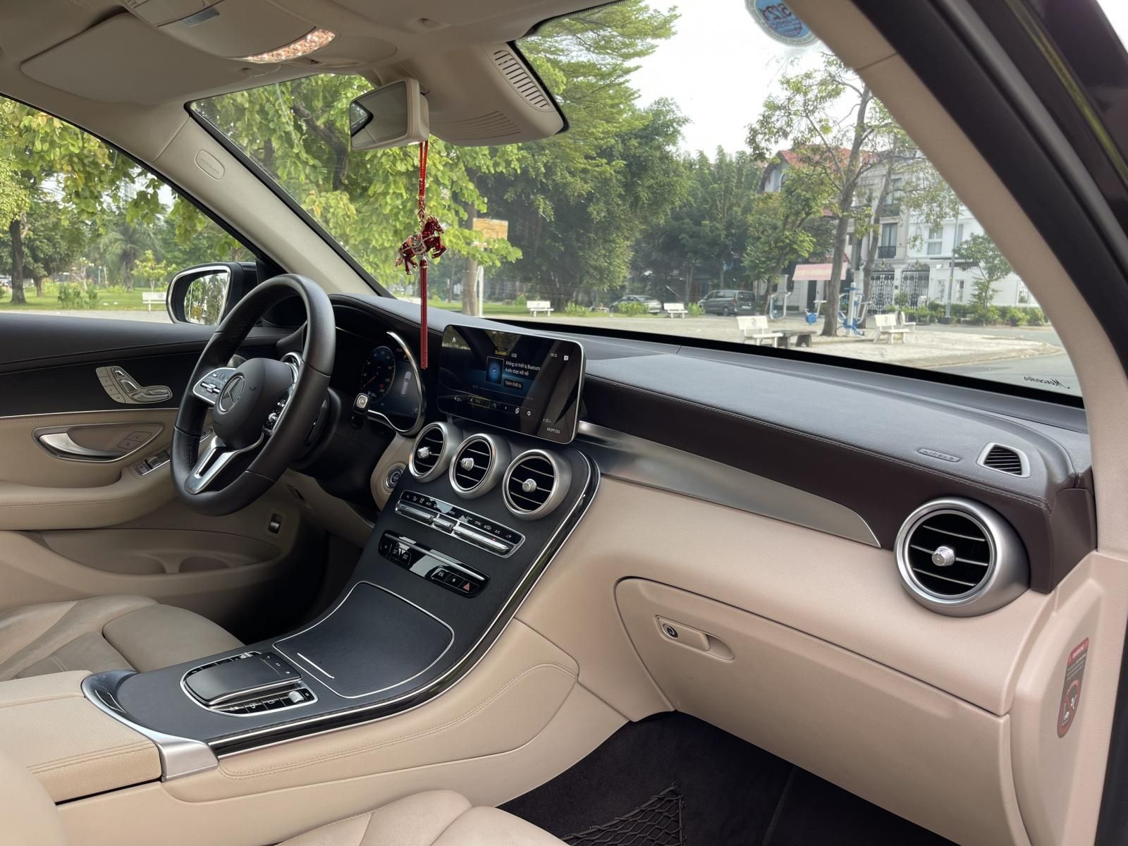 Mercedes-Benz GLC 300 2019 - Bình Dương: Lên form 2020 - Hỗ trợ 70% giá trị xe, nhận xe chỉ 670 triệu