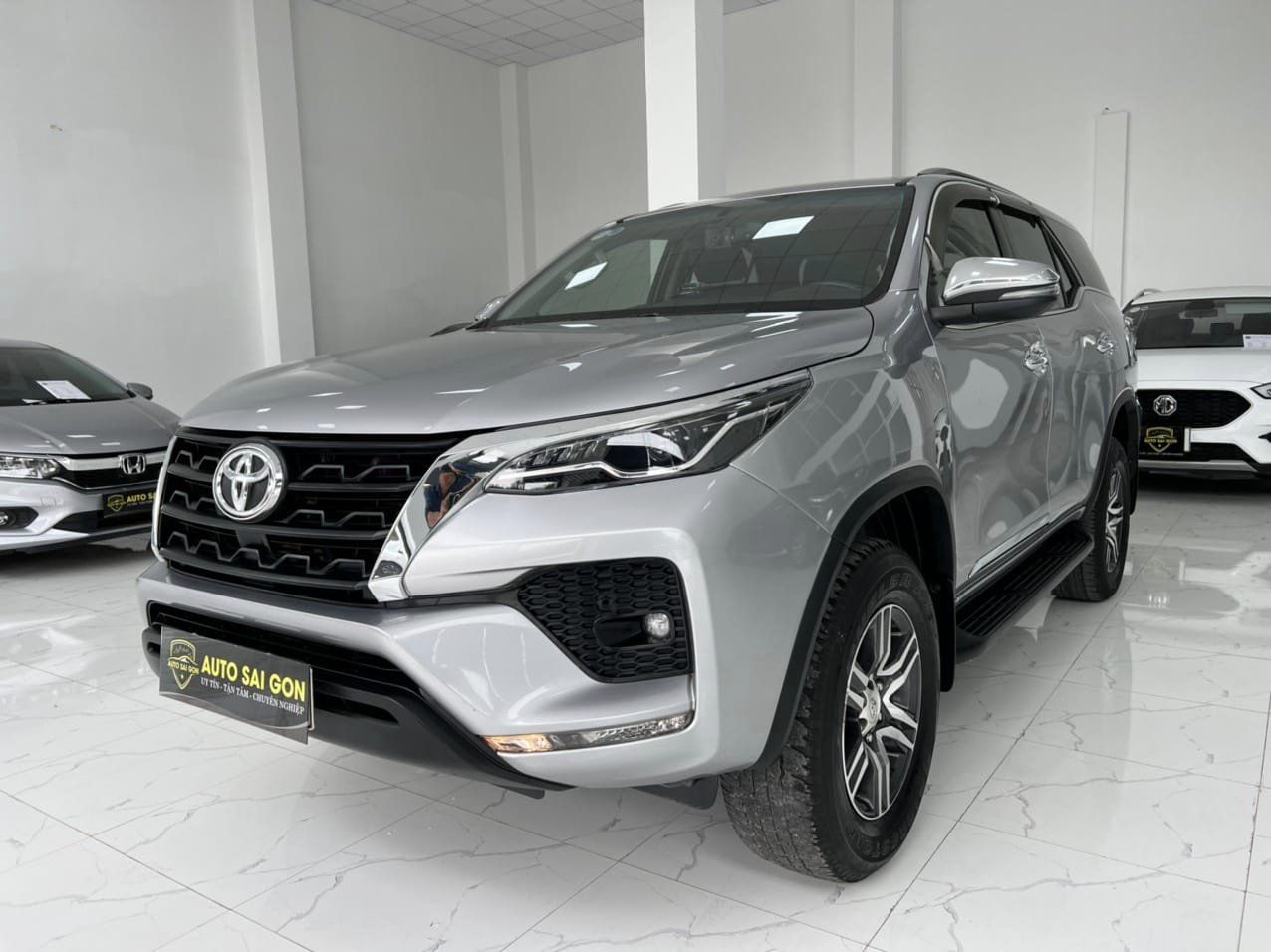 Toyota Fortuner 2020 - Màu bạc số tự động