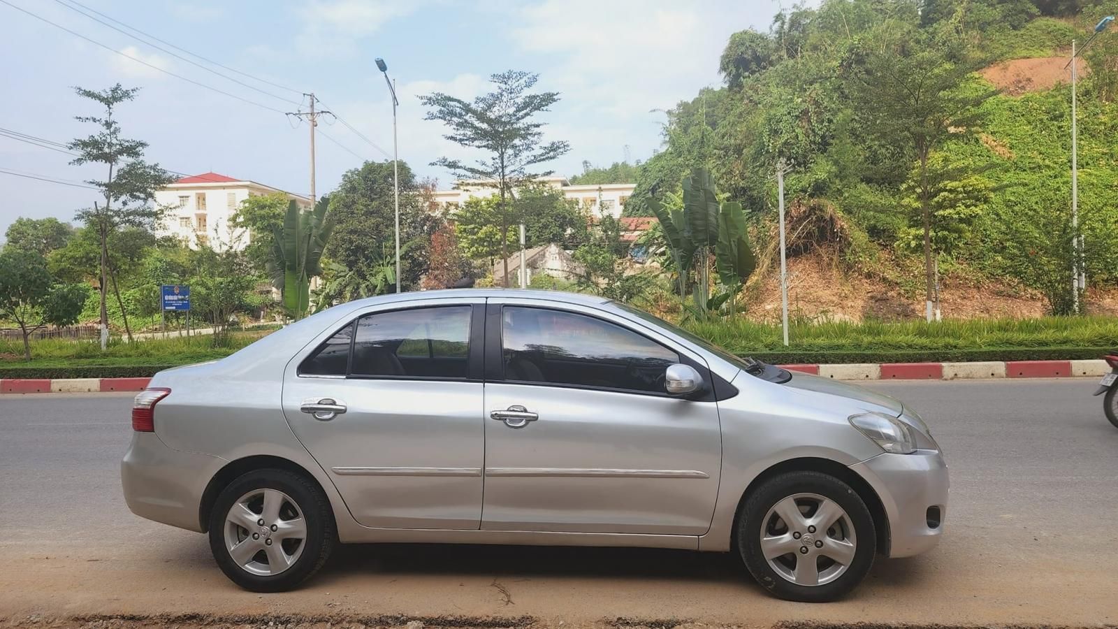 Toyota Vios 2009 - Màu bạc xe gia đình