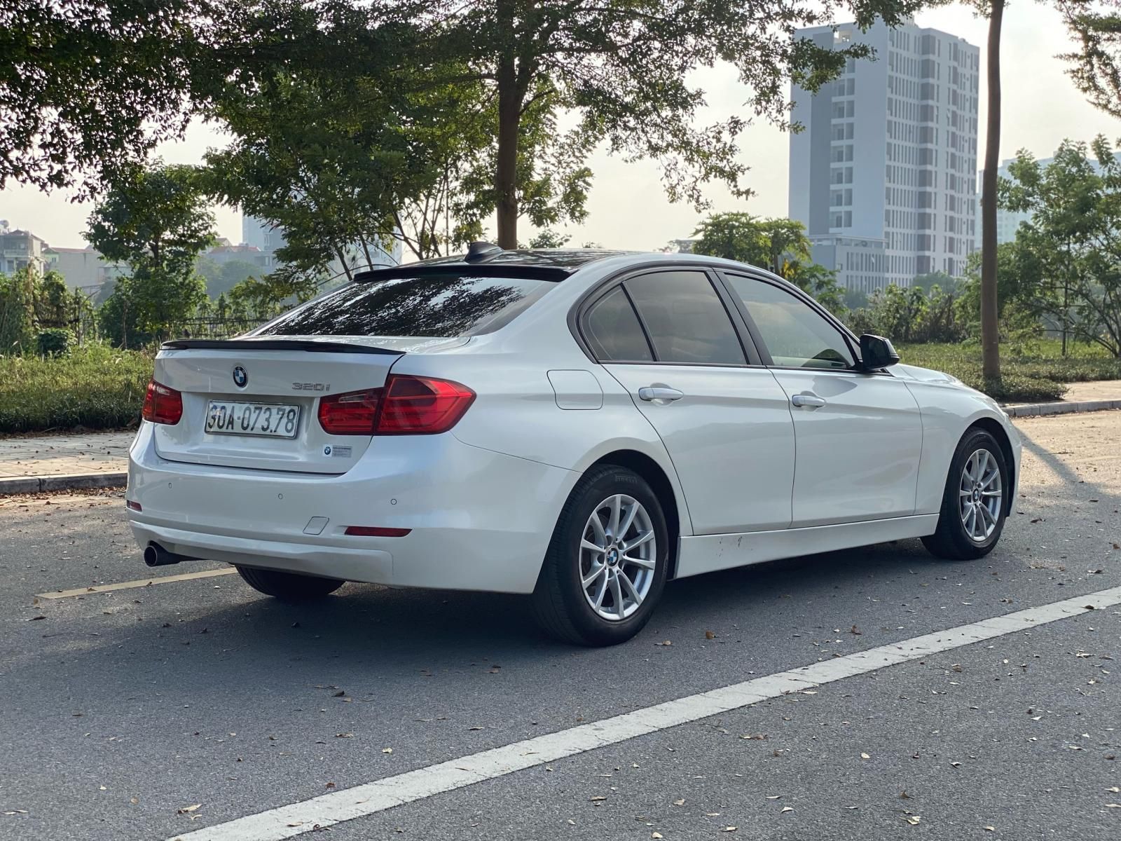 BMW 320i 2013 - Xe gia đình giá chỉ 590tr