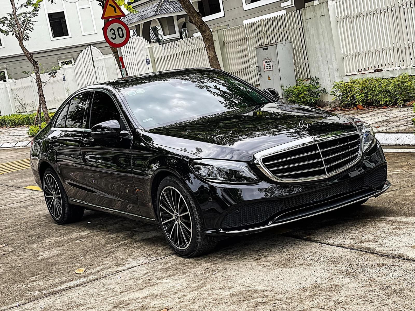 Mercedes-Benz C200 2019 - Màu đen