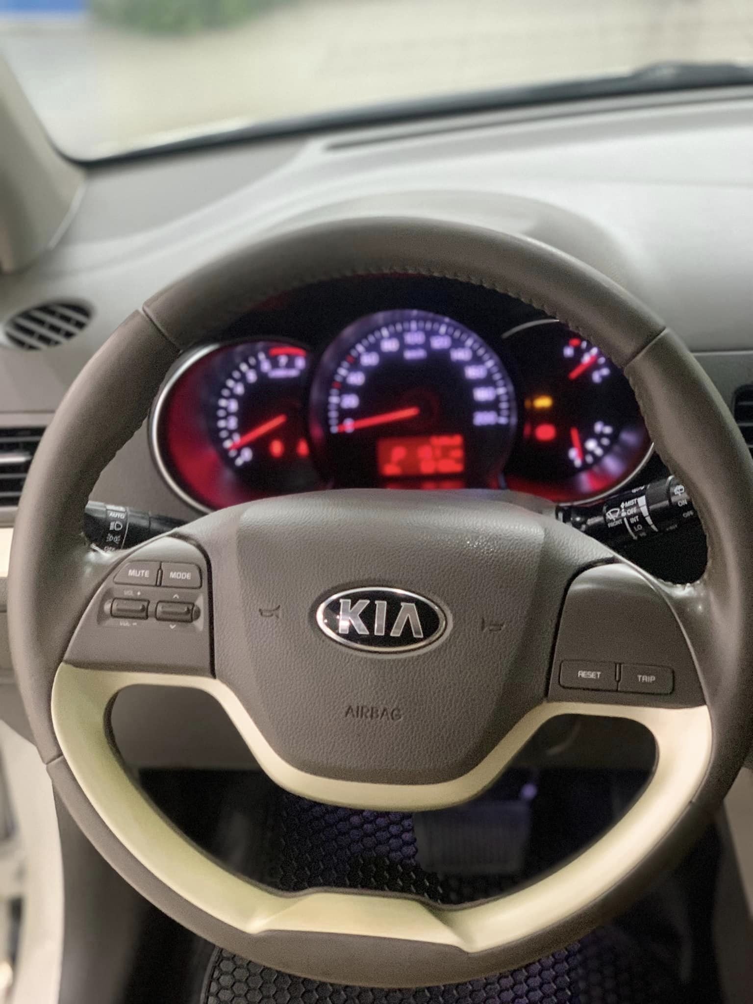 Kia Morning 2019 - Màu trắng số tự động