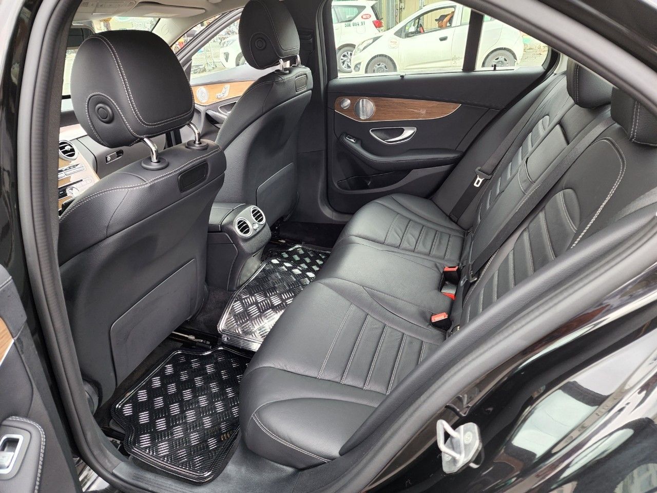 Mercedes-Benz C 250 2019 - Mới 99% như xe trong hãng. Riêng biển số vip trị giá hơn cả trăm triệu, xe nhà trùm mền không chạy, toàn bộ còn zin