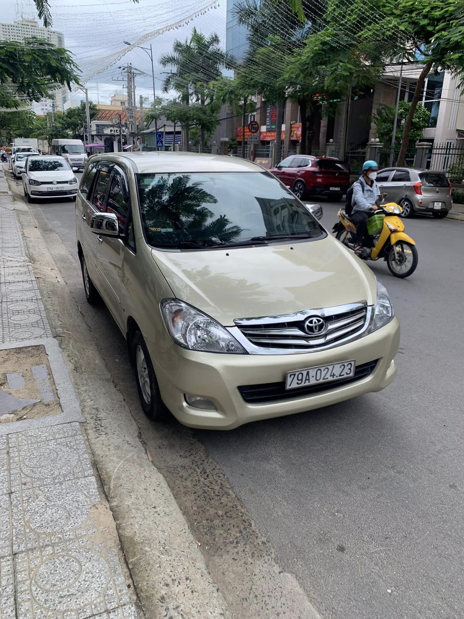 Toyota Innova 2007 - Màu vàng xe gia đình