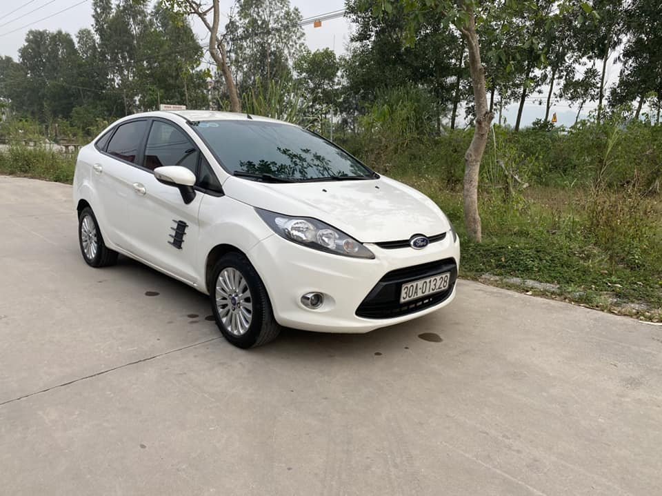 Ford Fiesta 2013 - Màu trắng số tự động