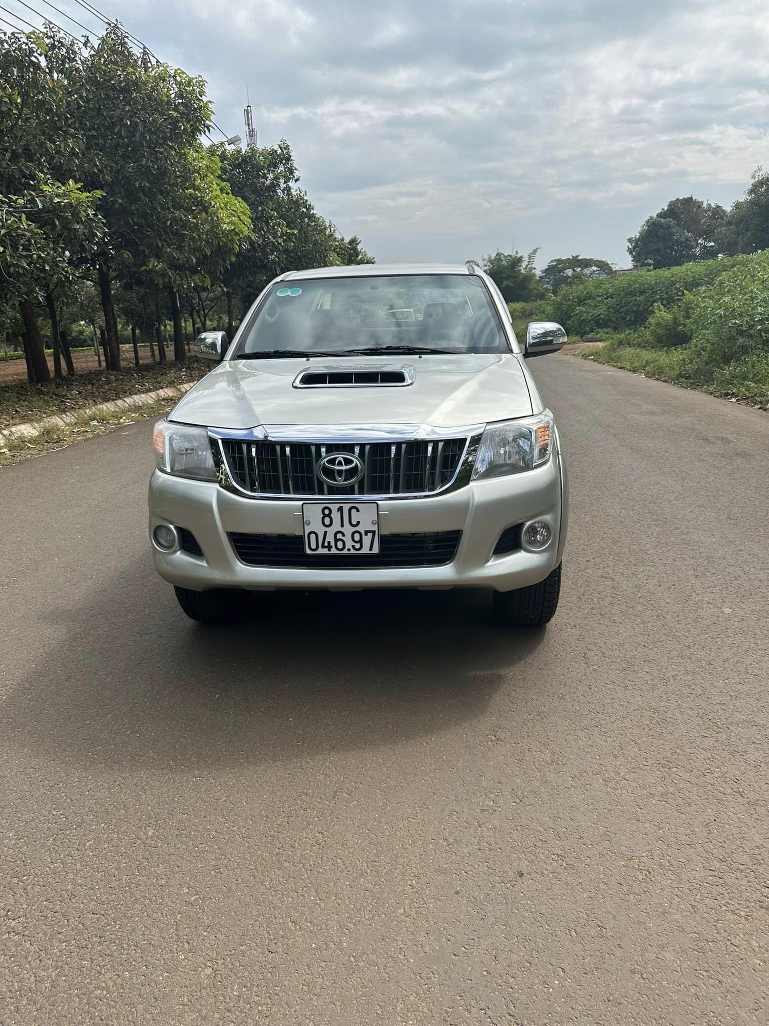 Toyota Hilux 2012 - Màu bạc, nhập khẩu