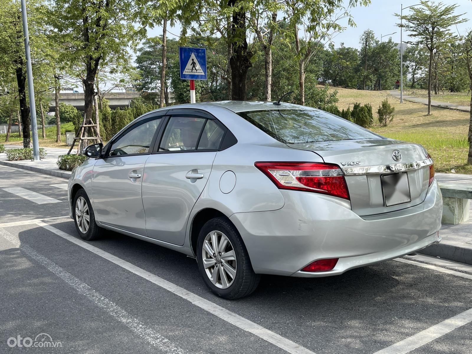 Toyota Vios 2014 - Màu bạc số sàn, 320 triệu