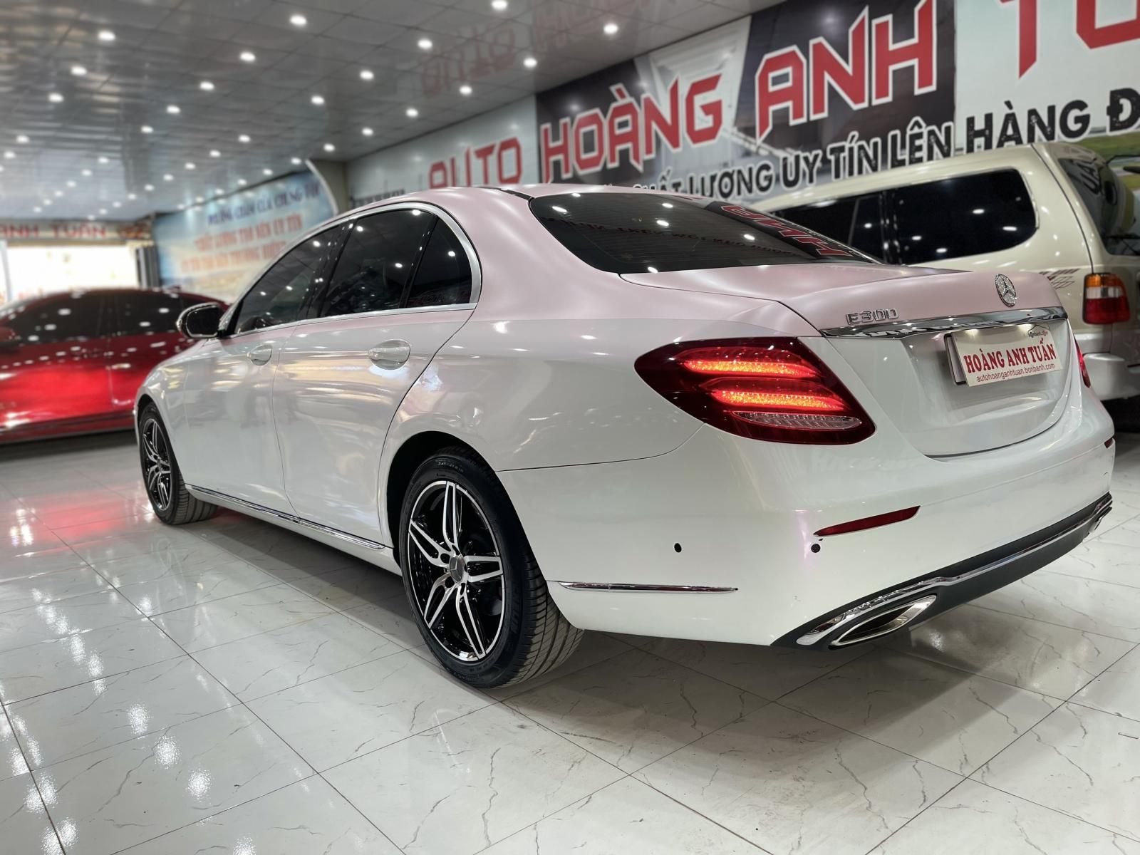 Mercedes-Benz E200 2017 - Màu trắng, độ lên E300