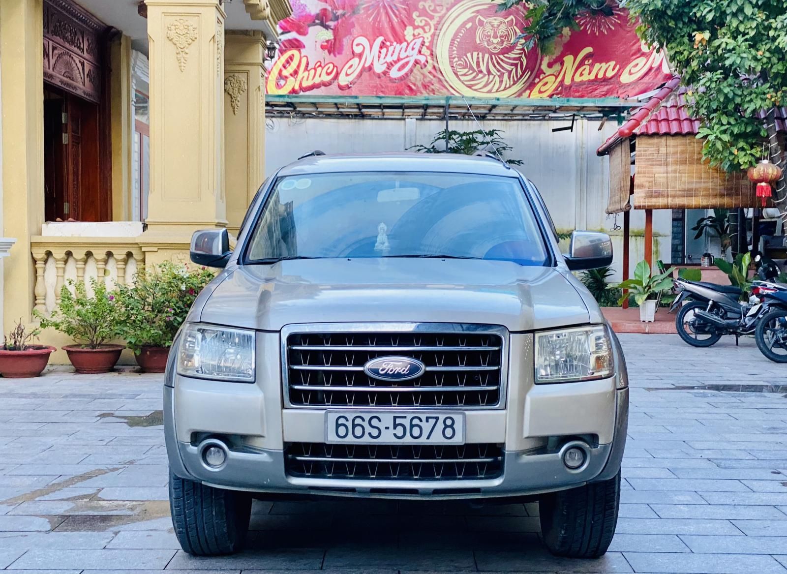 Ford Everest 2008 - Xe màu bạc, còn rất mới và đẹp