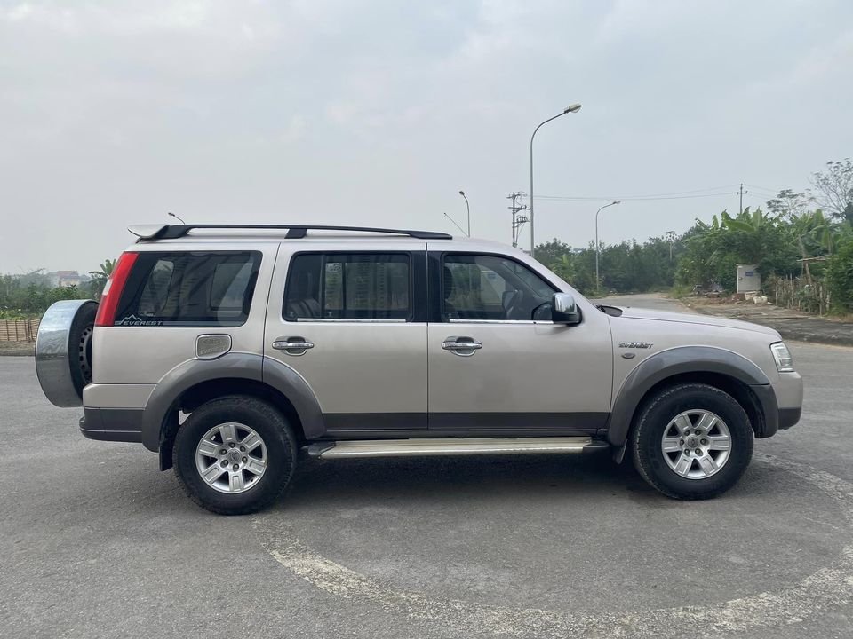 Ford Everest 2007 - Màu bạc số sàn, giá chỉ 260 triệu