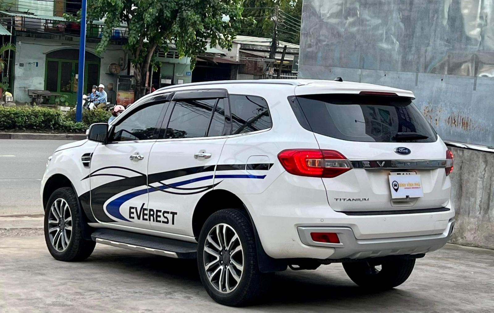 Ford Everest 2.0 2019 - Ford Everest 2.0 Titanium một cầu máy dầu, màu trắng biển HCM  