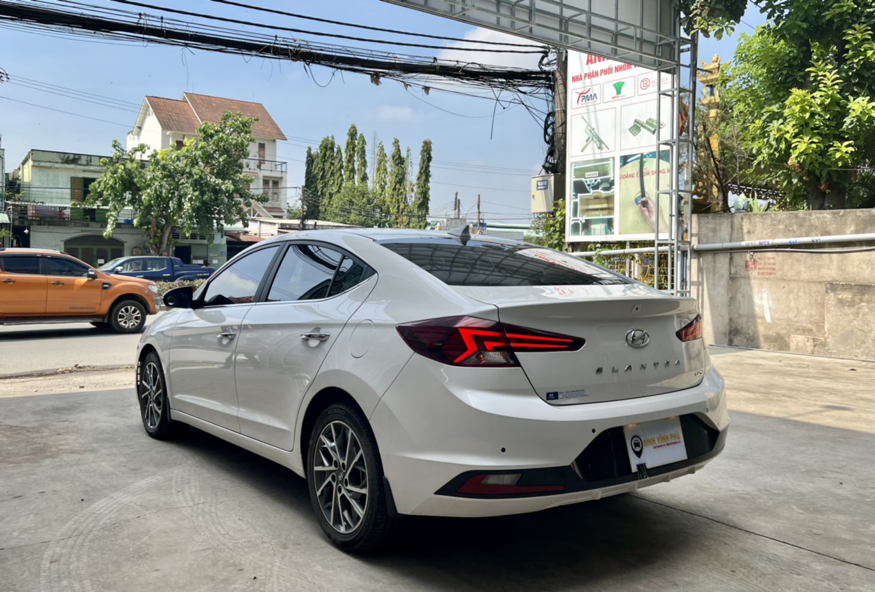 Hyundai Elantra 2.0 2021 - Hyundai Elantra 2.0 AT màu trắng biển tỉnh   