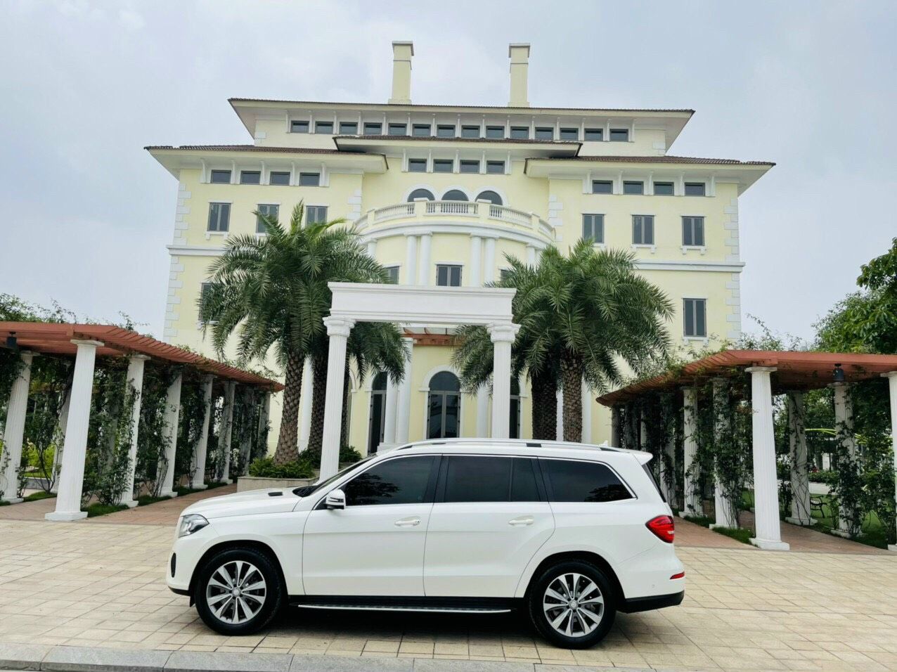 Mercedes-Benz GLS 400 2016 - Màu trắng, nội thất kem