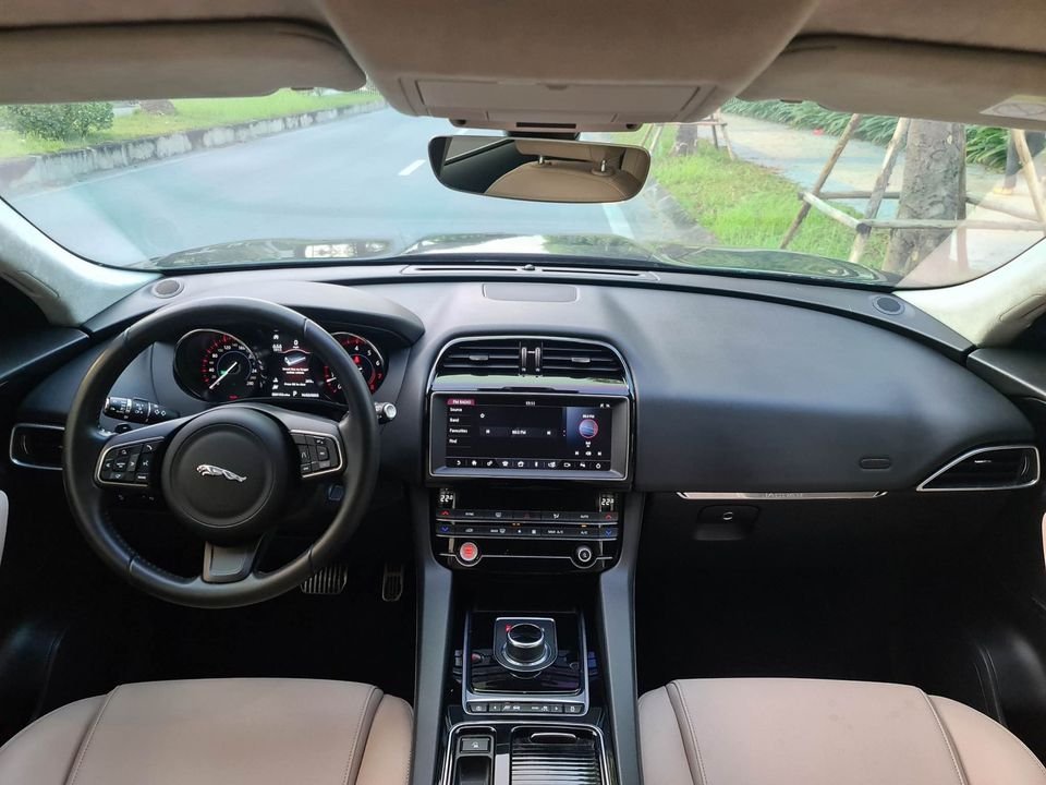 Jaguar F-Pace 2019 - Xe màu đen