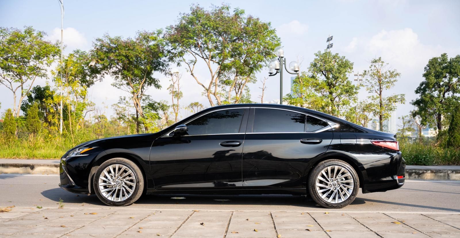 Lexus ES 250 2022 - Xe màu đen, nhập khẩu nguyên chiếc