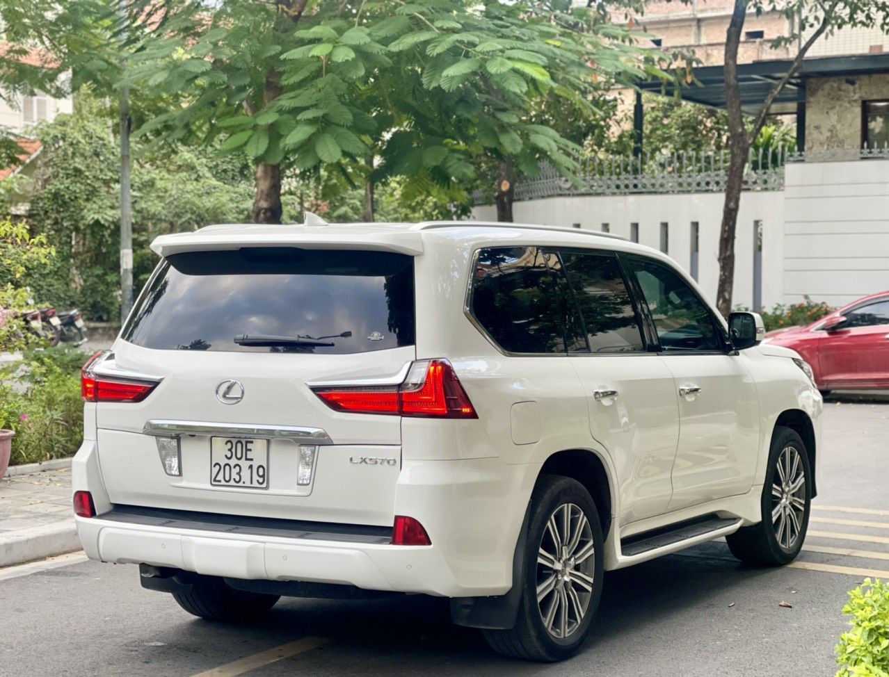 Lexus LX 570 2015 - Bán xe màu trắng