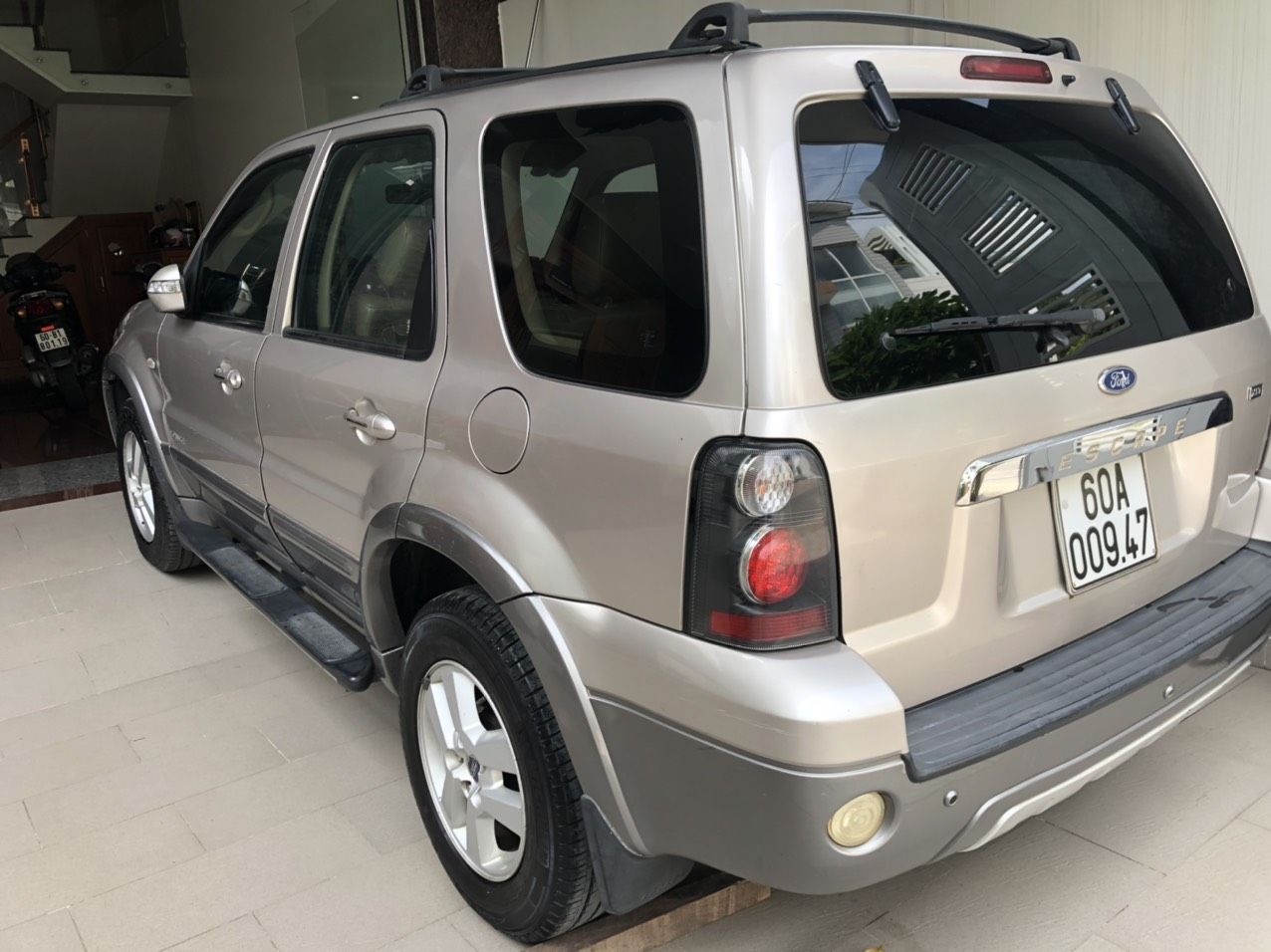 Ford Escape 2007 - Màu bạc giá hữu nghị