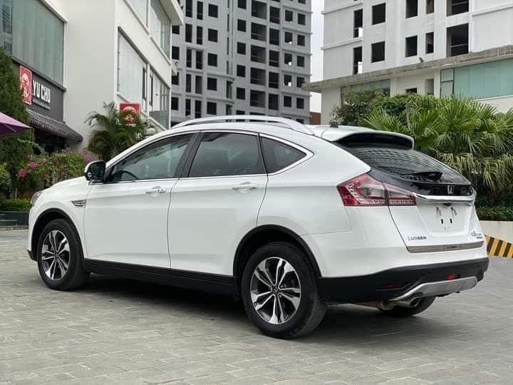 Luxgen U6 2015 - Xe màu trắng