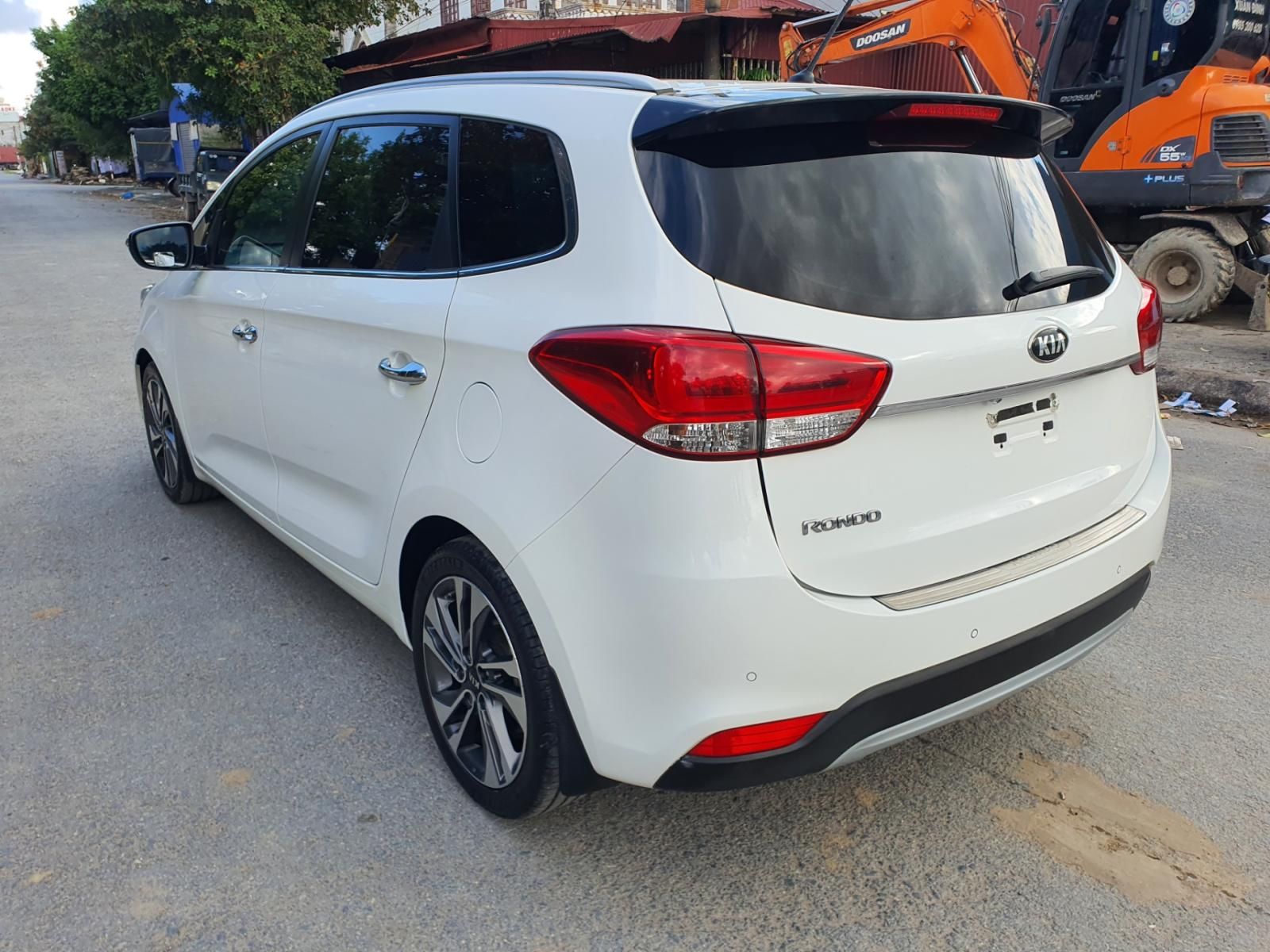 Kia Rondo 2018 - Đăng ký lần đầu 2018 xe gia đình giá tốt 566tr