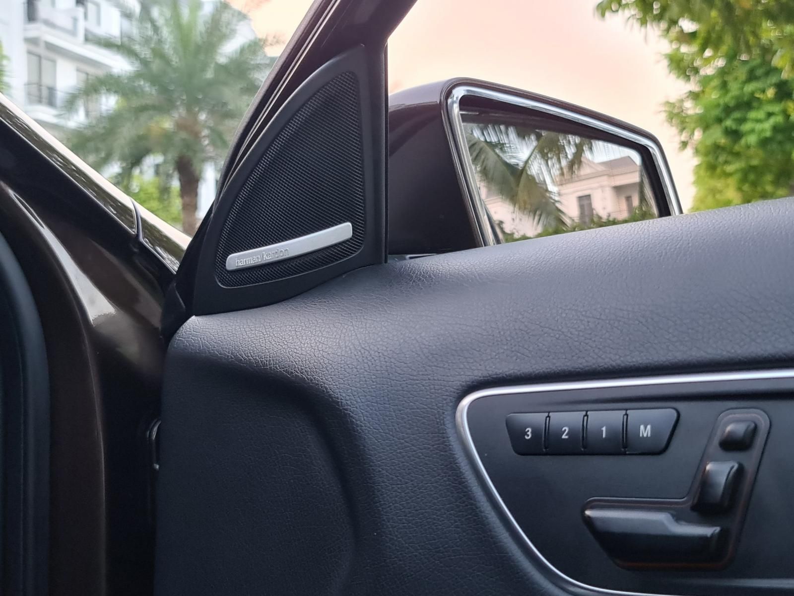 Mercedes-Benz GLA 250 2015 - Màu nâu, nội thất đen
