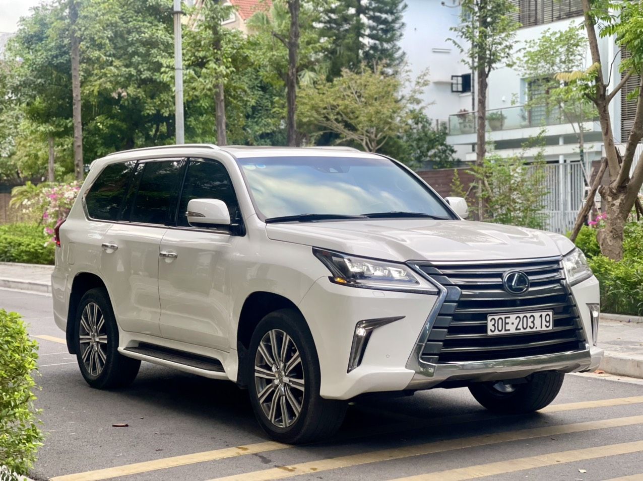 Lexus LX 570 2015 - Bán xe màu trắng