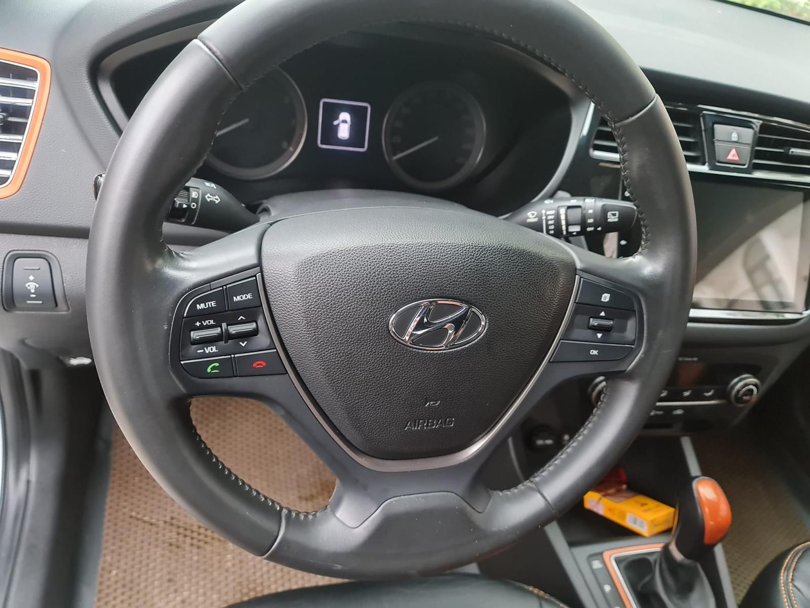 Hyundai i20 Active 2015 - Màu trắng, nhập khẩu nguyên chiếc