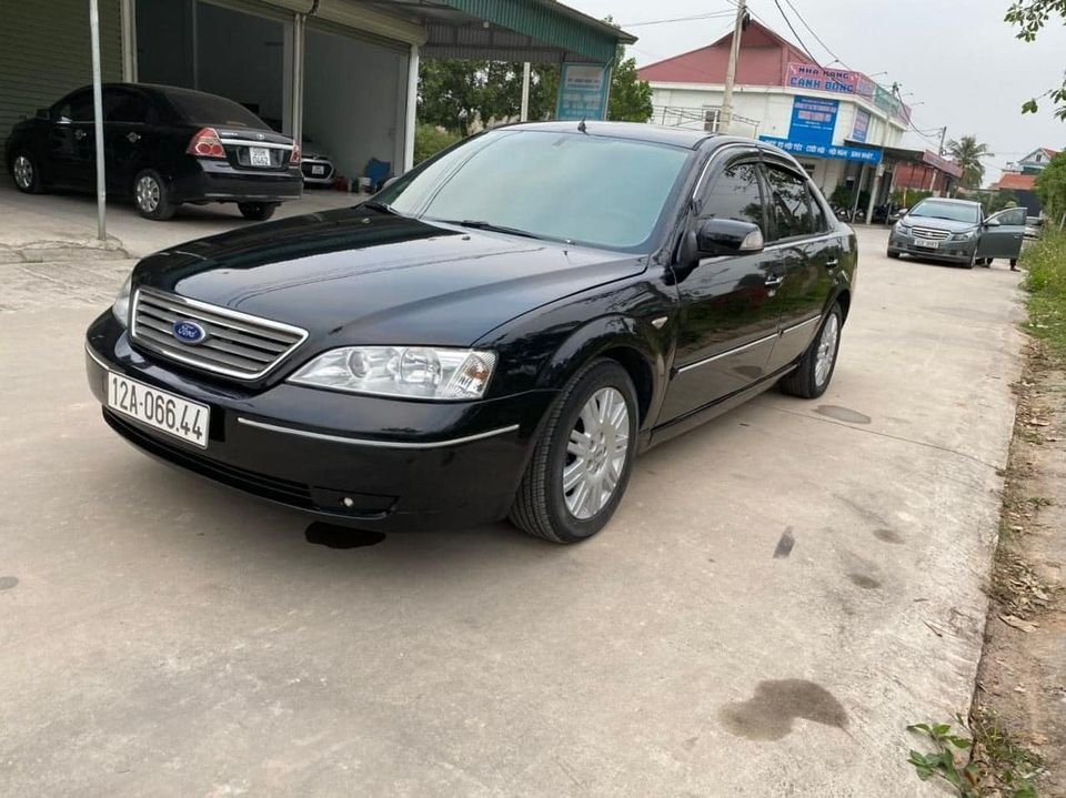 Ford Mondeo 2004 - Màu đen giá cạnh tranh