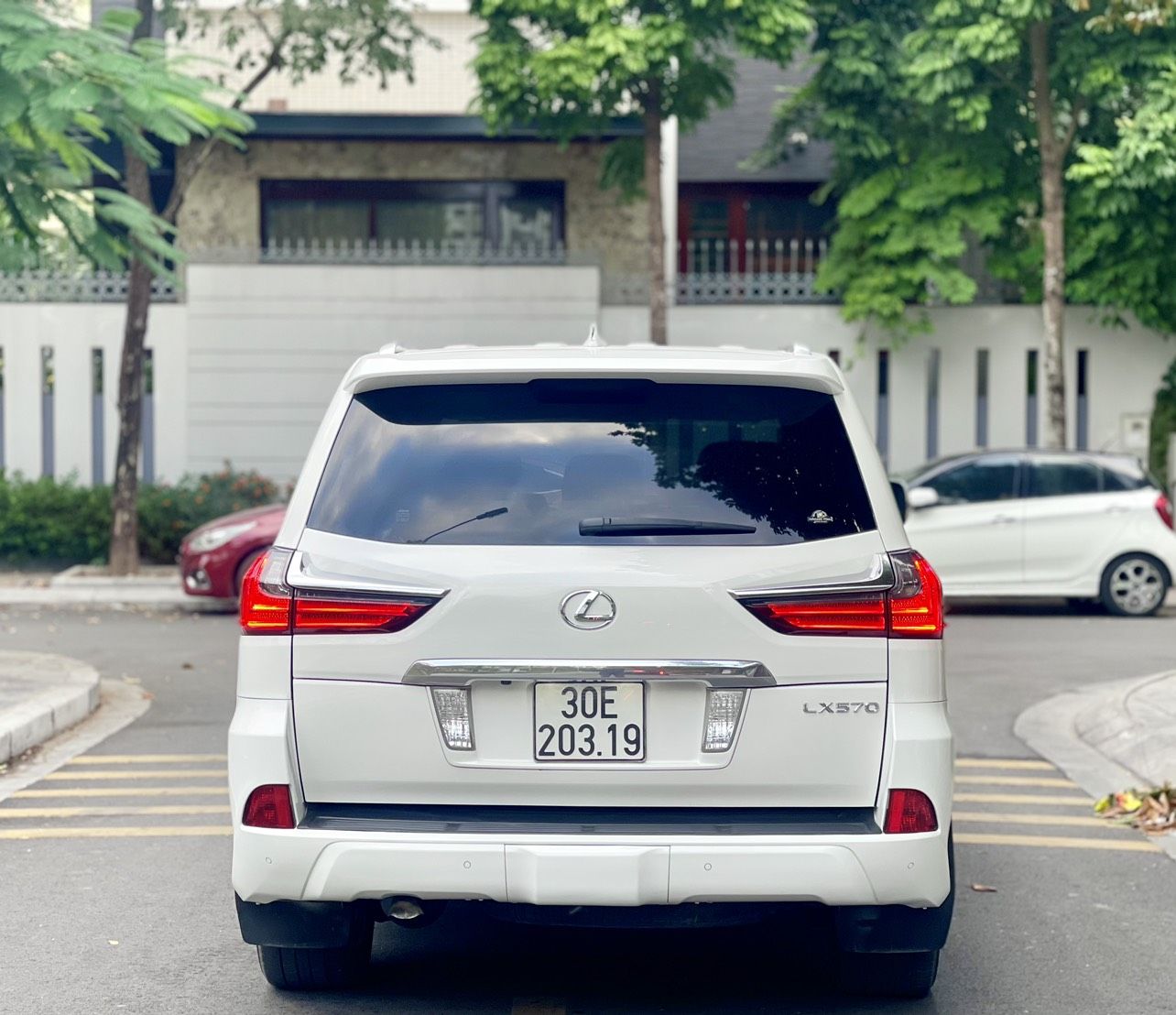 Lexus LX 570 2015 - Bán xe màu trắng