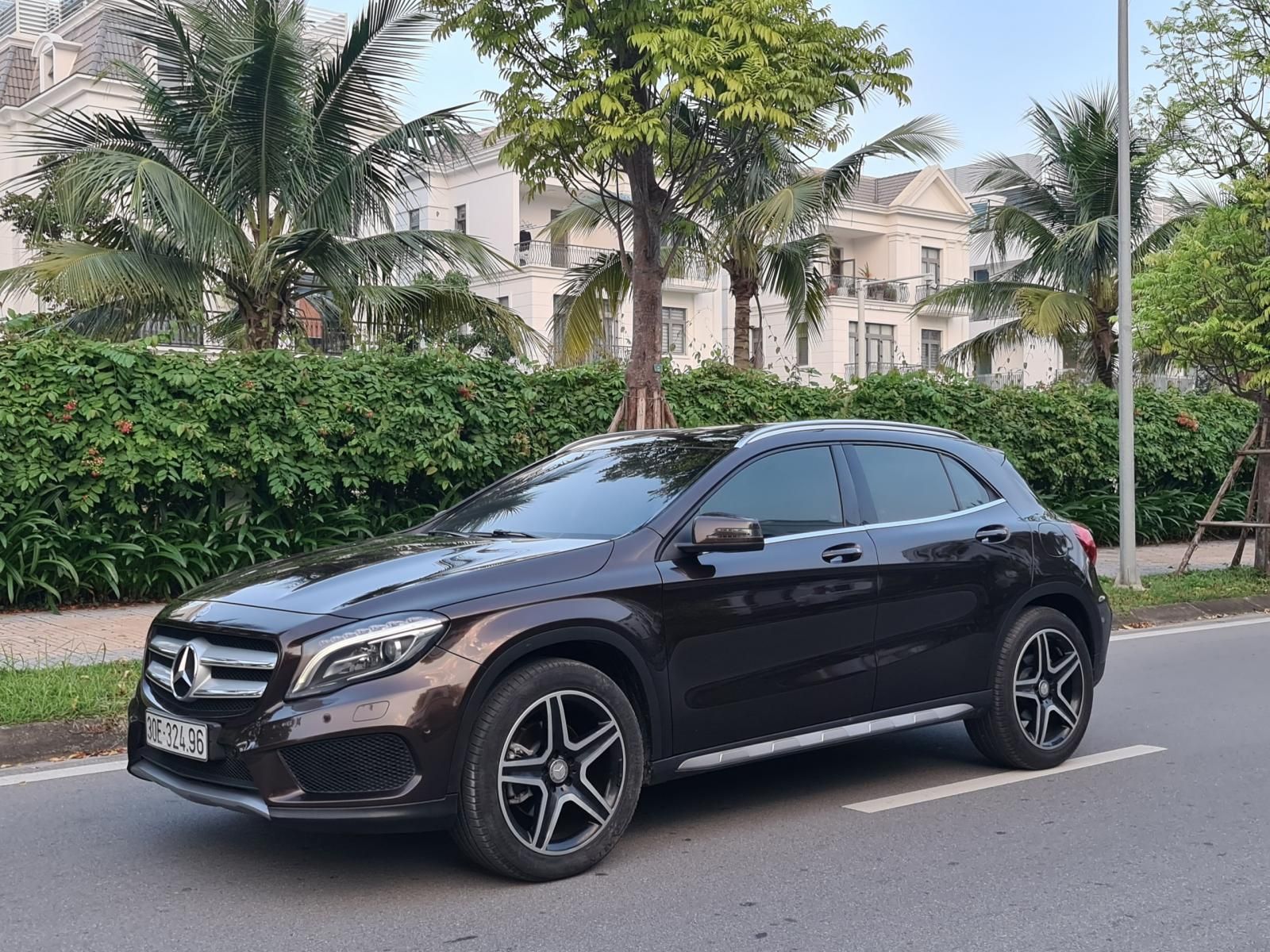 Mercedes-Benz GLA 250 2015 - Màu nâu, nội thất đen