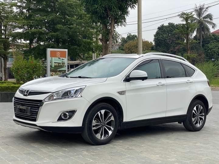 Luxgen U6 2015 - Xe màu trắng