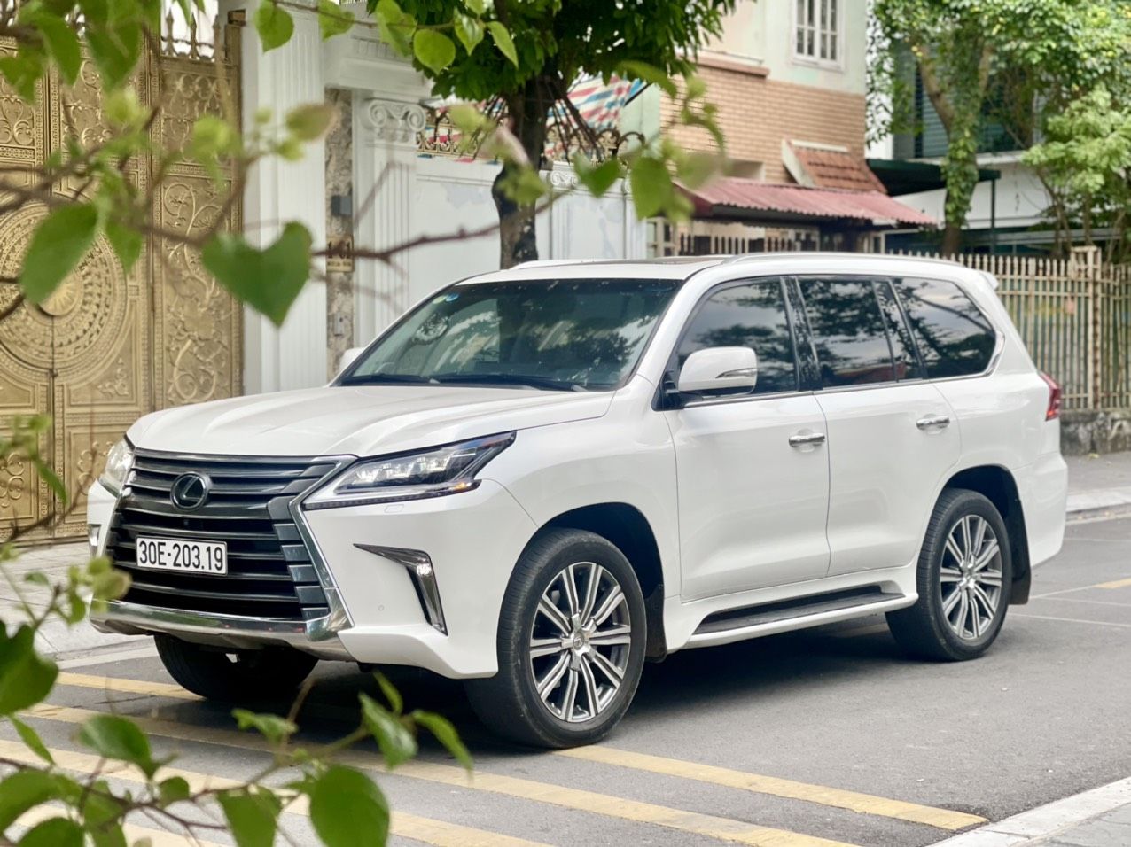 Lexus LX 570 2015 - Bán xe màu trắng