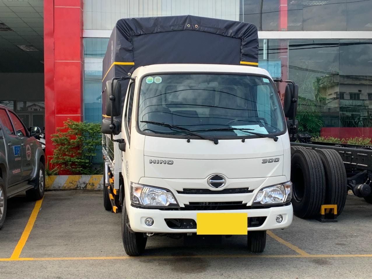 Hino 300 Series 2022 - Xe tải Hino 1.9 tấn thùng mui bạt chạy Tết 2023