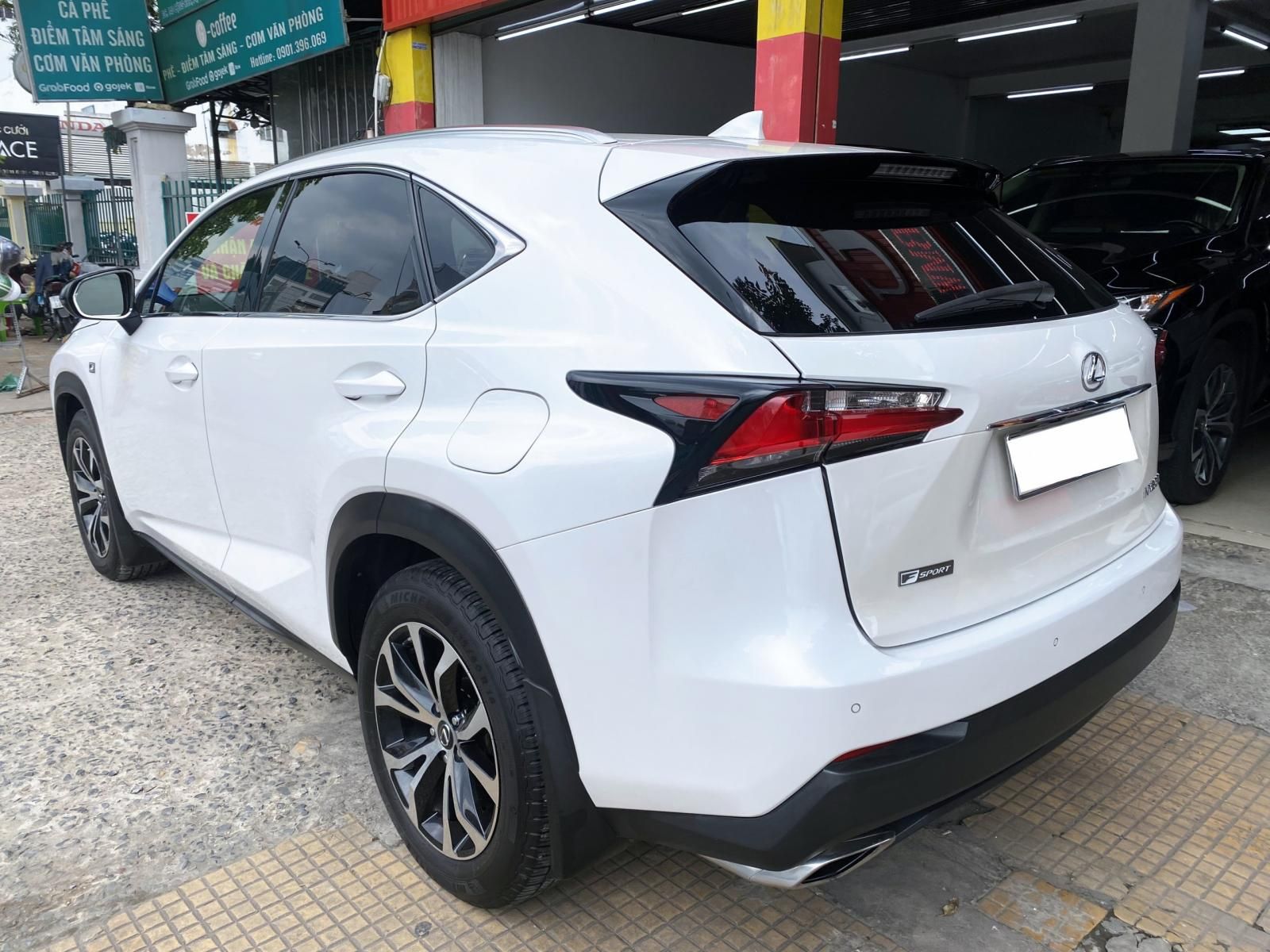 Lexus NX 200T 2015 - Ngoại thất trắng, nội thất đỏ trẻ trung