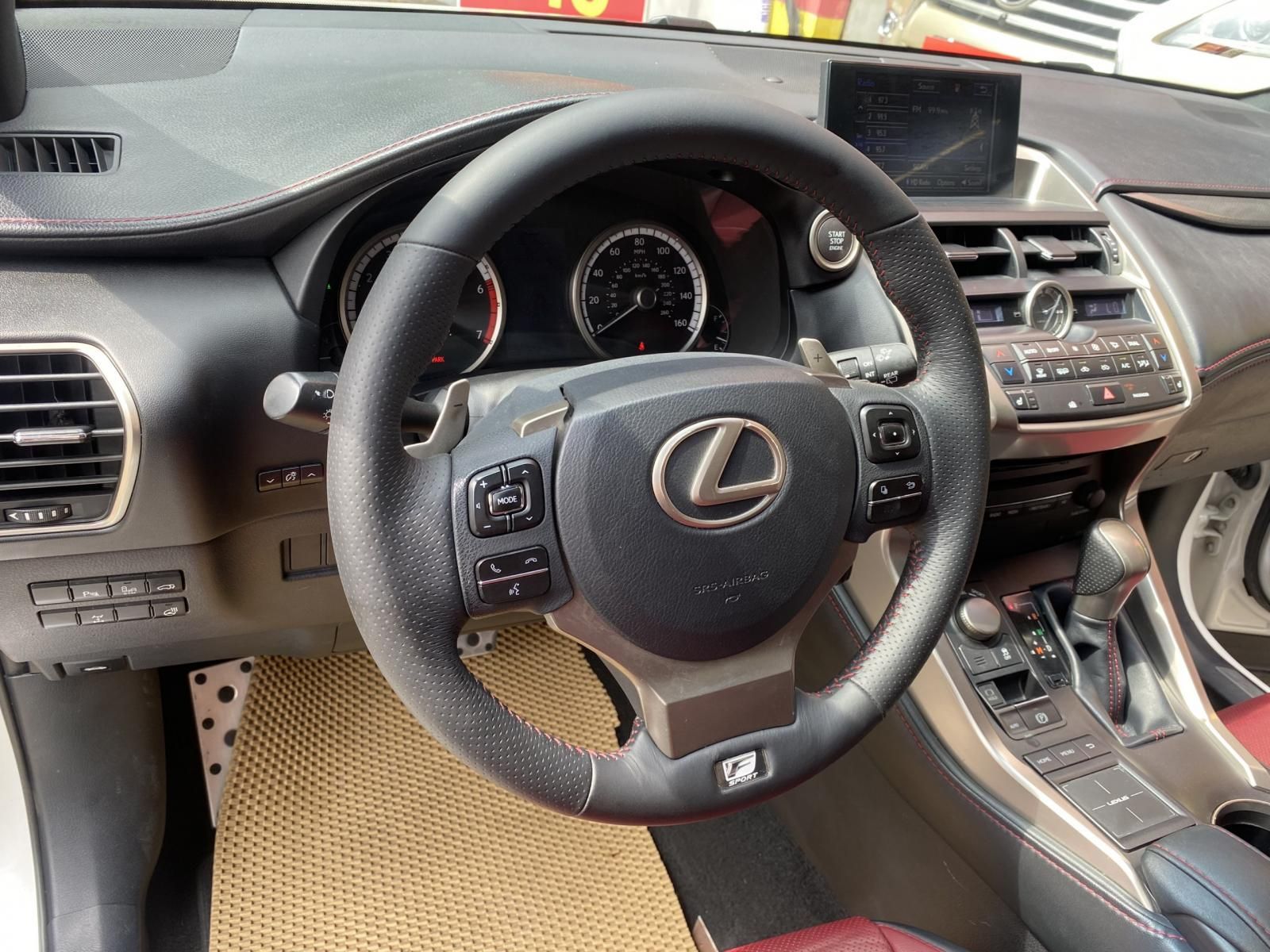 Lexus NX 200T 2015 - Ngoại thất trắng, nội thất đỏ trẻ trung