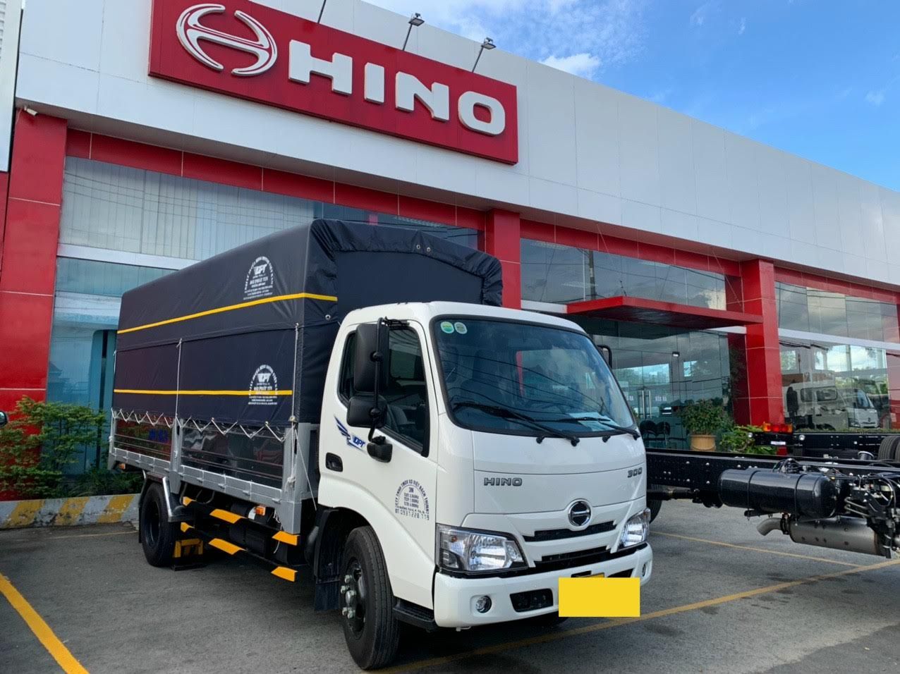 Hino 300 Series 2022 - Xe tải Hino 1.9 tấn thùng mui bạt chạy Tết 2023