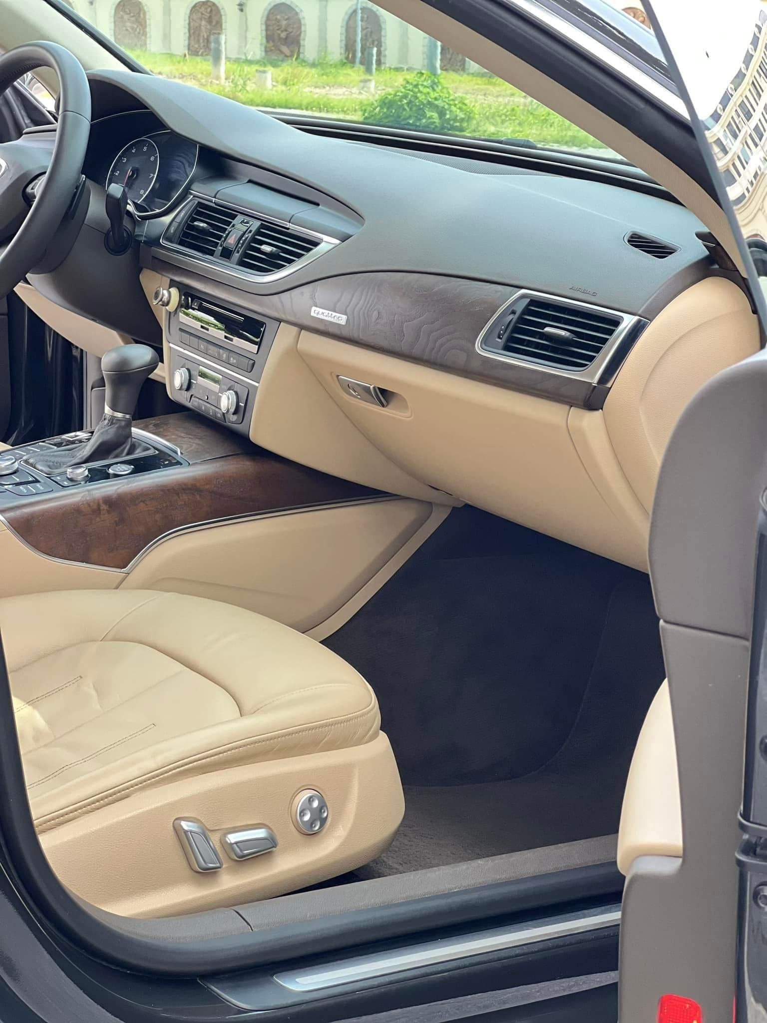 Audi A7 2011 - Màu đen giá hữu nghị