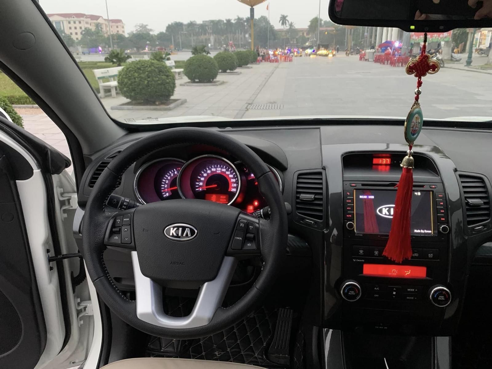 Kia Sorento 2011 - 2.4MT trắng máy xăng, số sàn