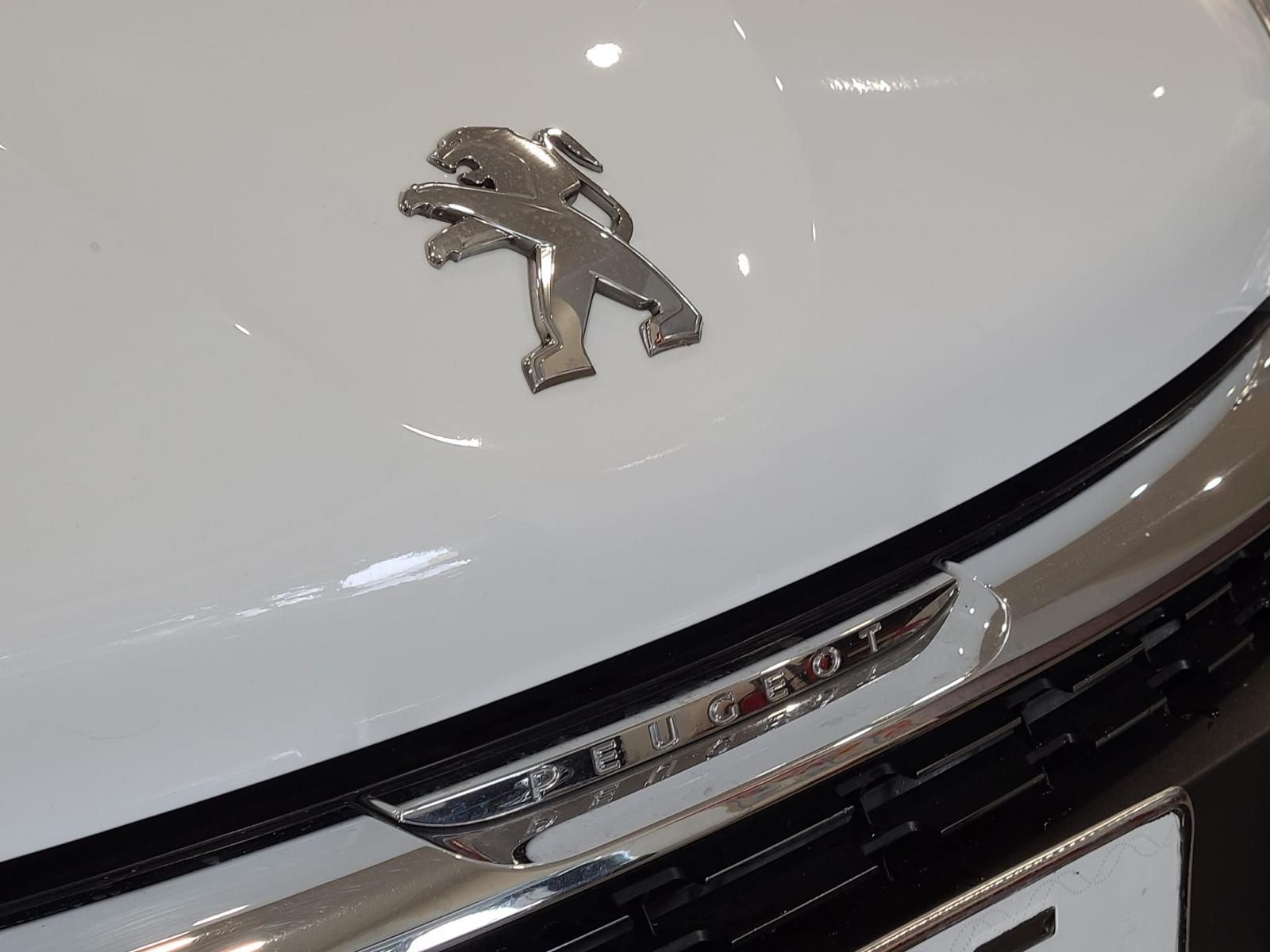 Peugeot 208 2015 - Màu trắng, nhập khẩu nguyên chiếc