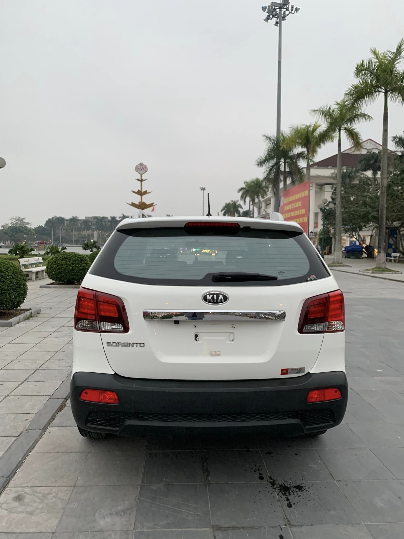 Kia Sorento 2011 - 2.4MT trắng máy xăng, số sàn