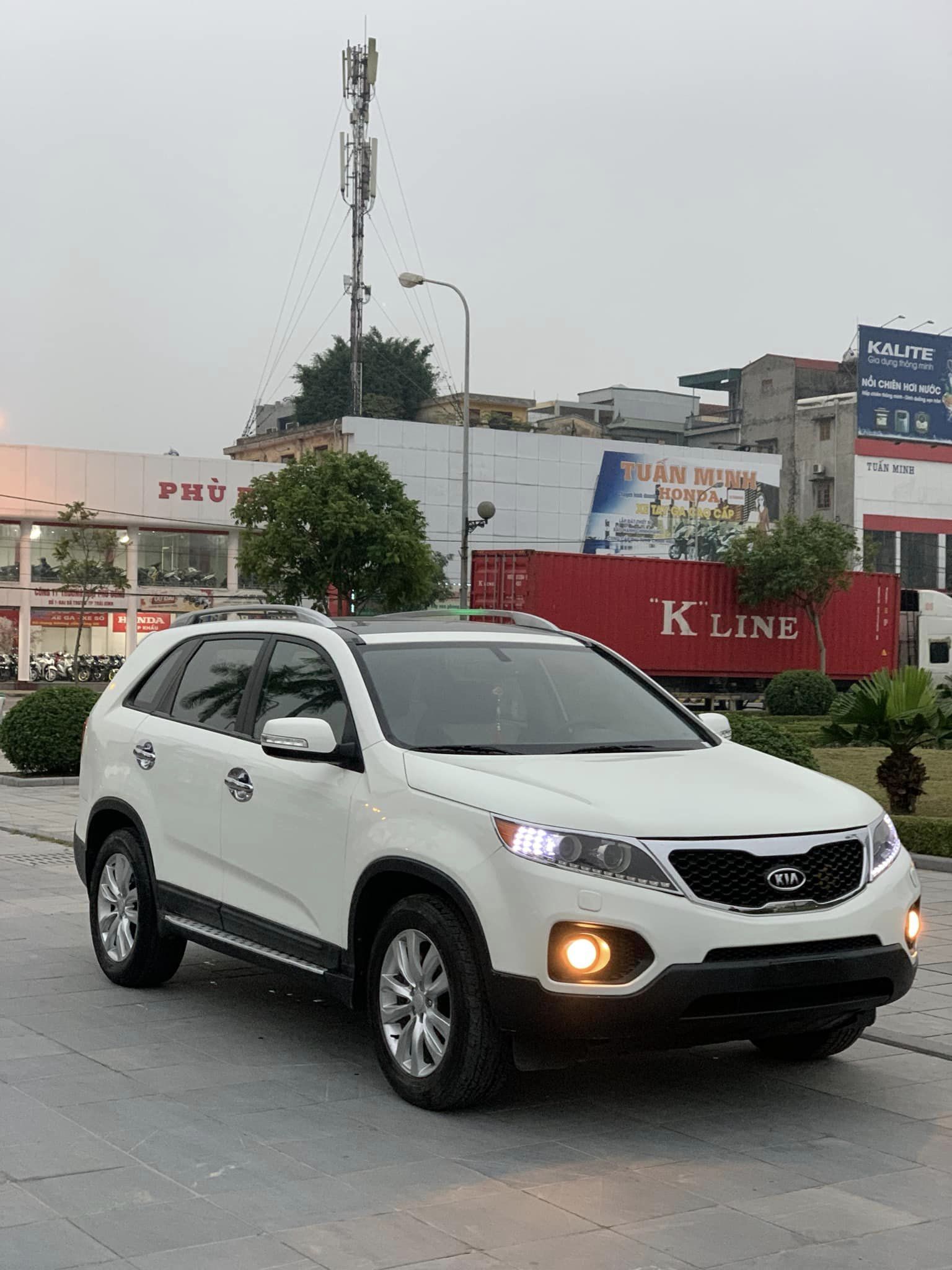 Kia Sorento 2011 - 2.4MT trắng máy xăng, số sàn