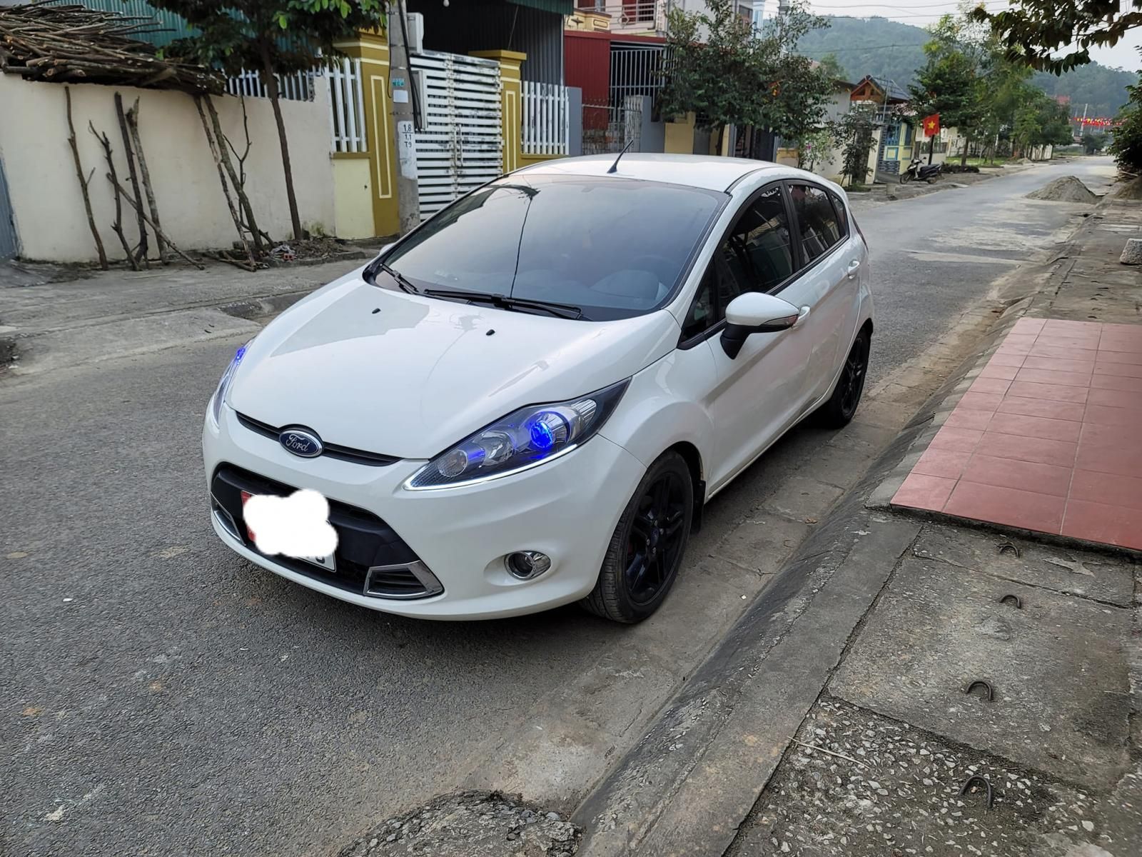 Ford Fiesta 2011 - Xe màu trắng