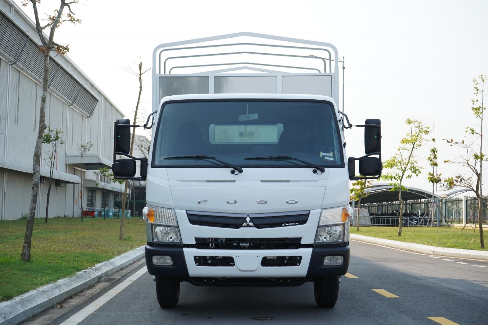 Mitsubishi Canter 2022 - Bán xe tải 3.5 tấn Mitsubishi Canter 7.5 thùng dài 5.3 mét Nhật Bản trả góp 20%