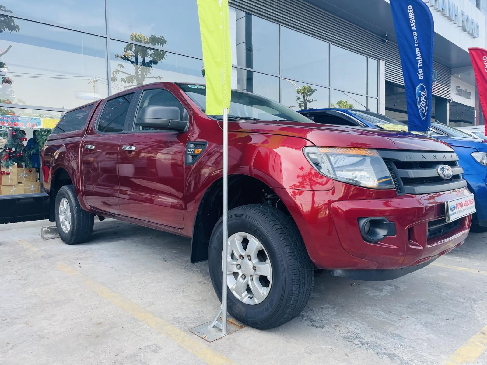 Ford Ranger 2015 - Phụ kiện đi kèm: Nắp thùng cao, dán phim, ghế da, lót sàn, bọc trần