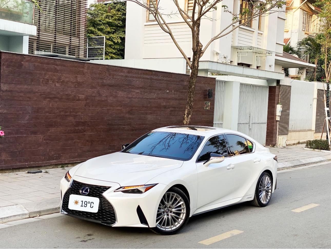 Lexus IS 300 2021 - Xe màu trắng, xe nhập