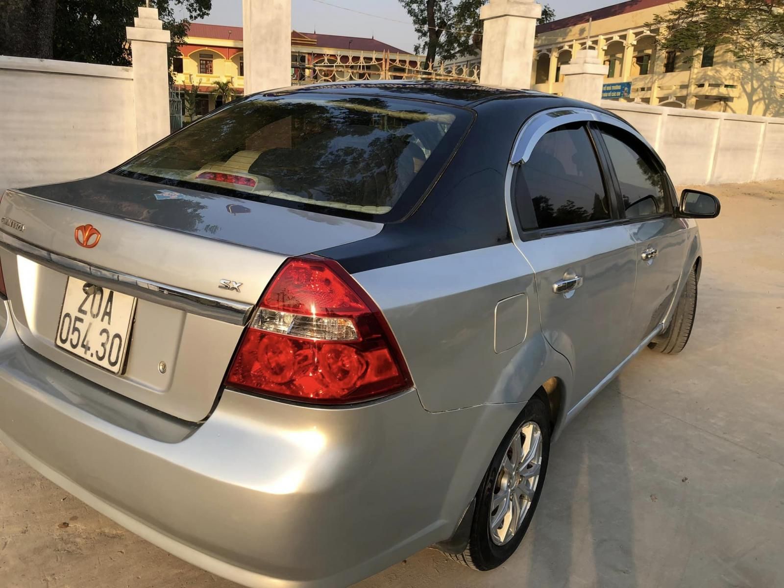 Daewoo Gentra 2009 - Xe màu bạc giá ưu đãi