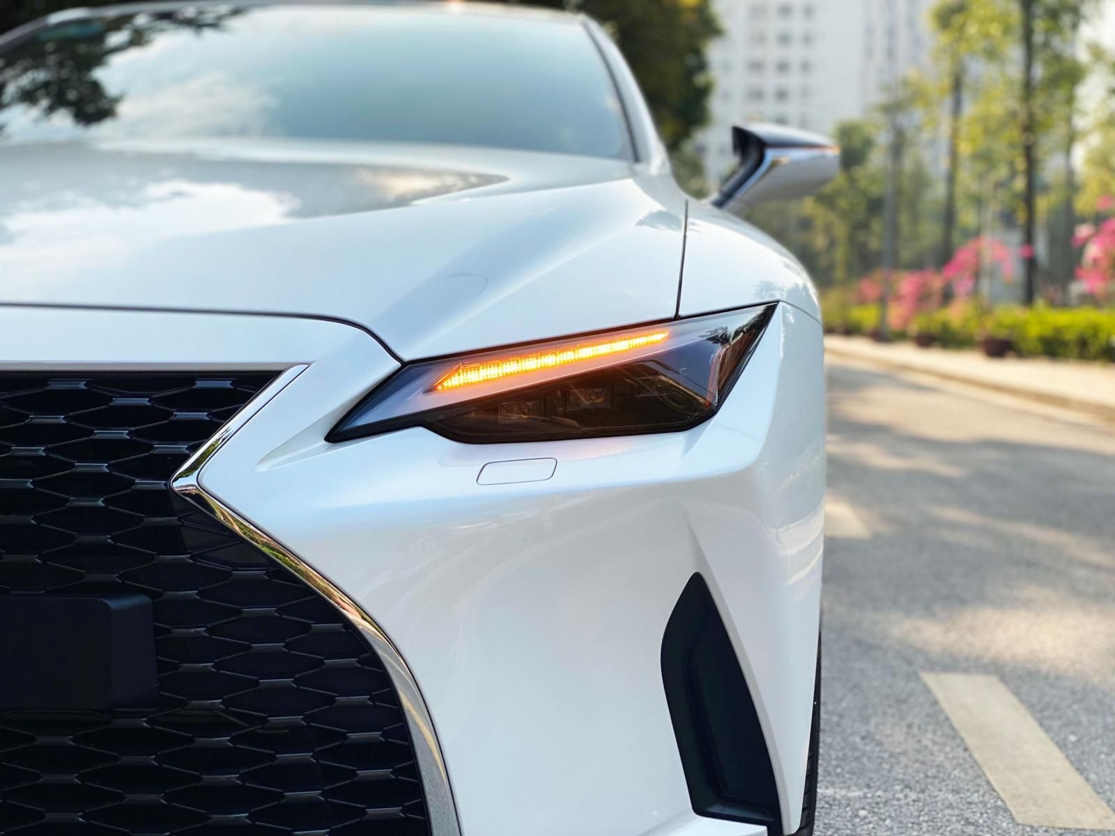 Lexus IS 300 2021 - Xe màu trắng, xe nhập