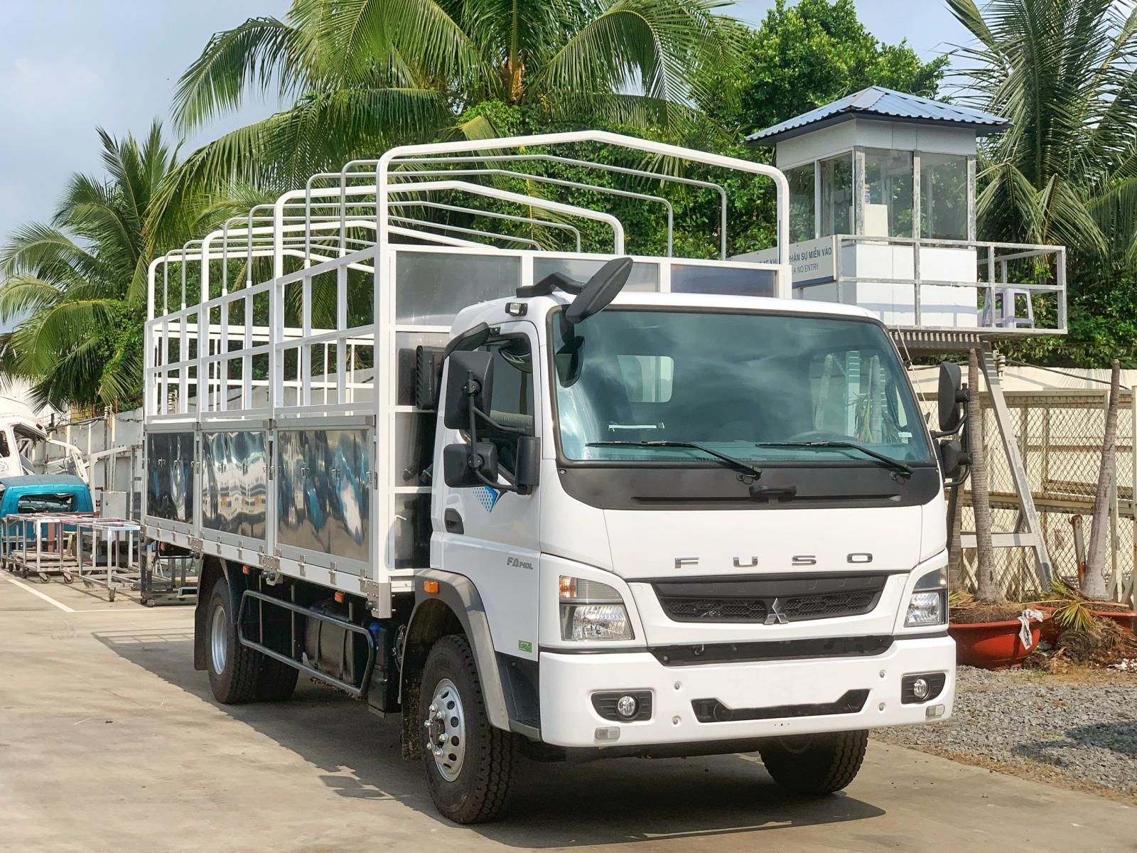 Mitsubishi Fuso 2022 - Bán xe tải 6.5 tấn thùng 6.1 mét Mitsubishi Fuso FA140L Nhật Bản trả góp hỗ trợ 70%