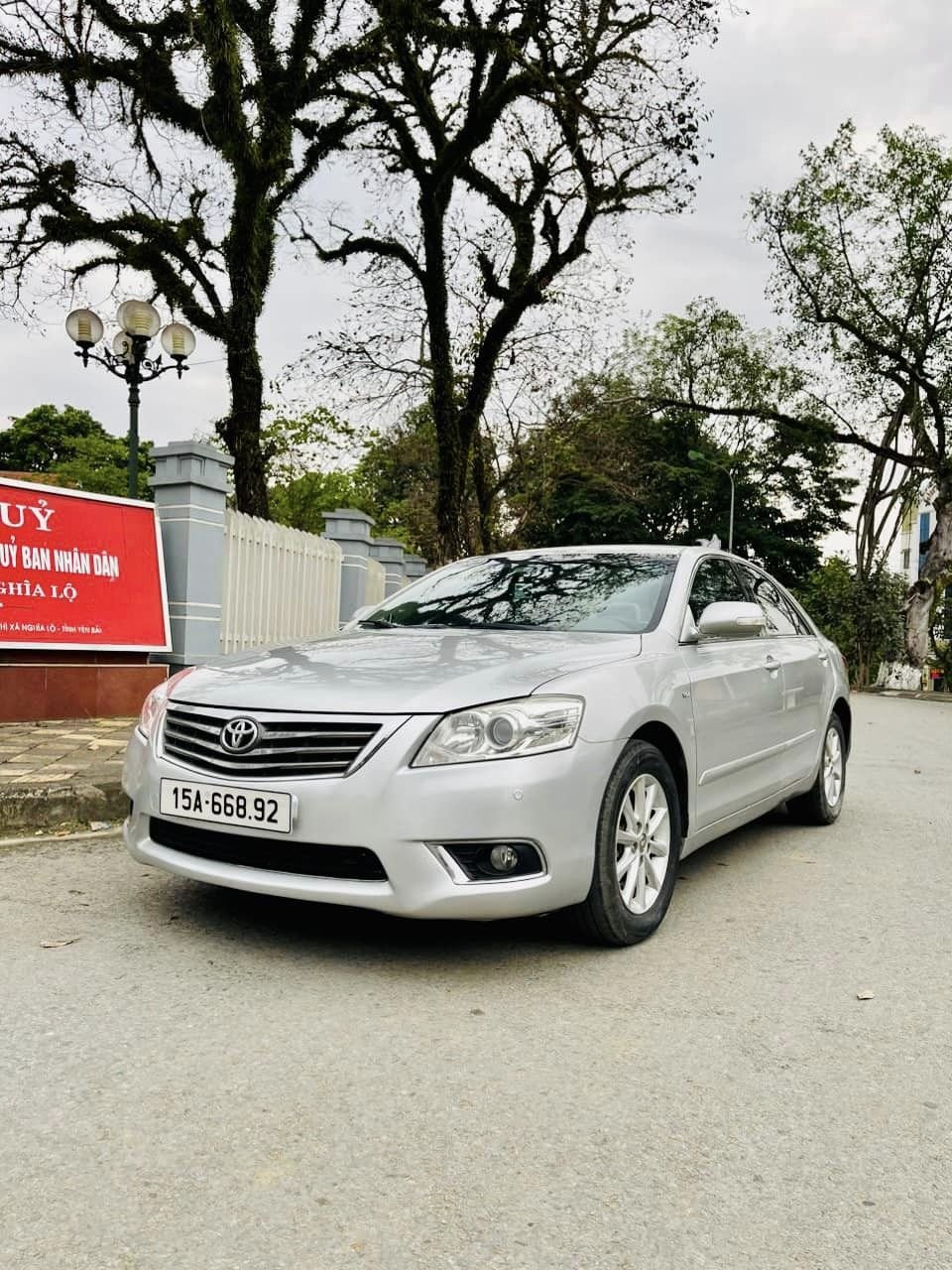 Toyota Camry 2010 - Màu bạc giá cạnh tranh